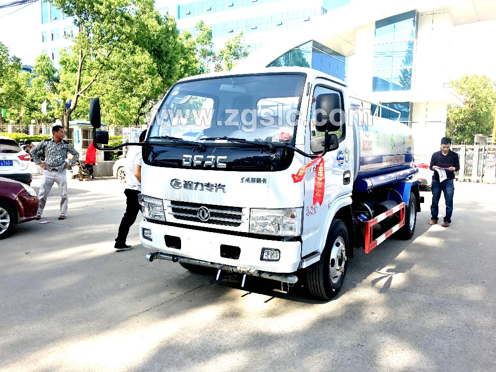 到湖北程力集團訂購灑水車，現(xiàn)貨供應(yīng)隨時出發(fā)